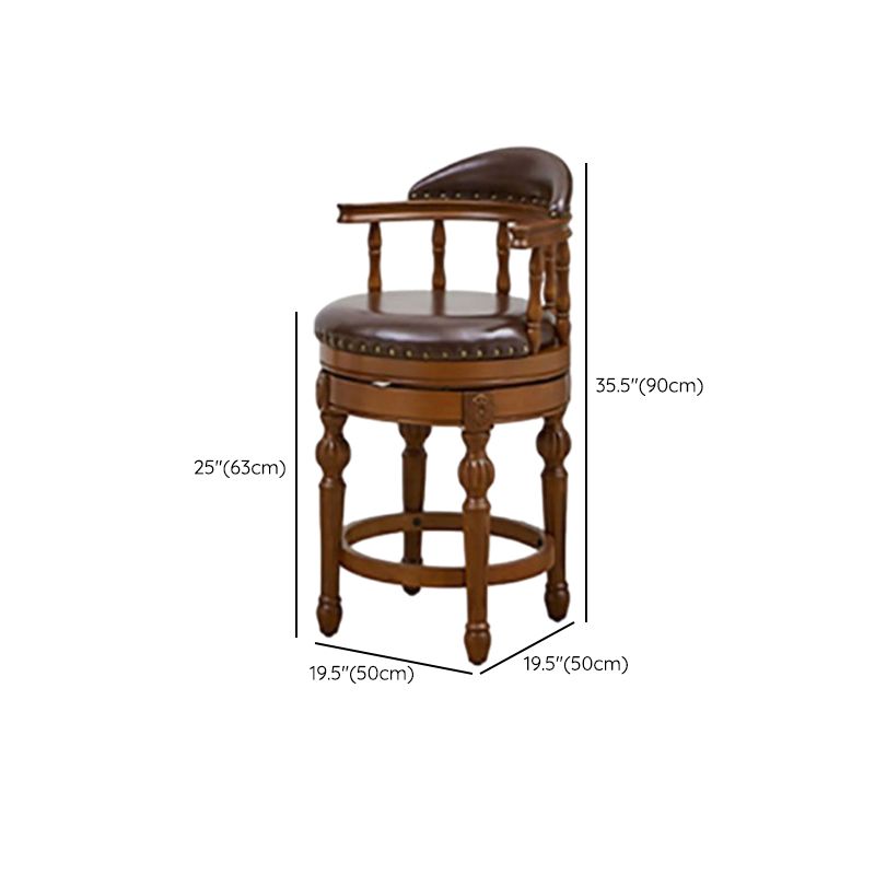 Taburete de bistró de madera maciza Arrow con tapa redonda, pedestal y decoración de tachuelas