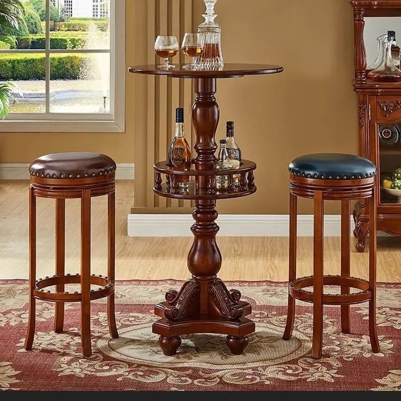 Taburete de bistró de madera maciza Arrow con tapa redonda, pedestal y decoración de tachuelas