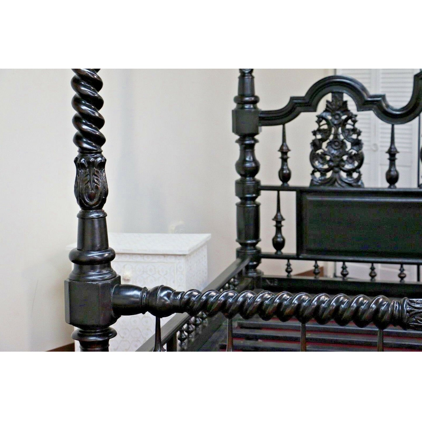 Mace Indian Hand Carved Wooden Colonial Posters Platform Bed