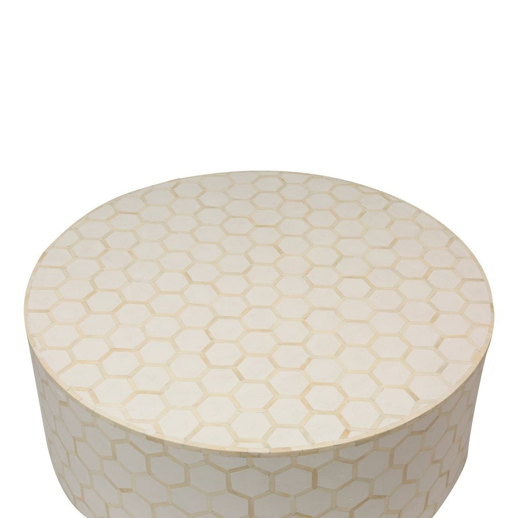 Mesa de centro redonda de nido de abeja con incrustaciones de hueso