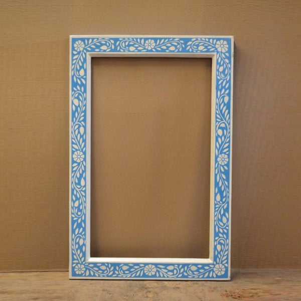 Marco de espejo de pared de madera recuperada pintada con flores azul