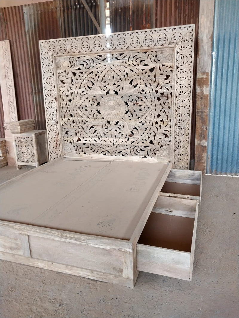 Estructura de cama Jody de madera tallada a mano Dynasty con cajones de almacenamiento
