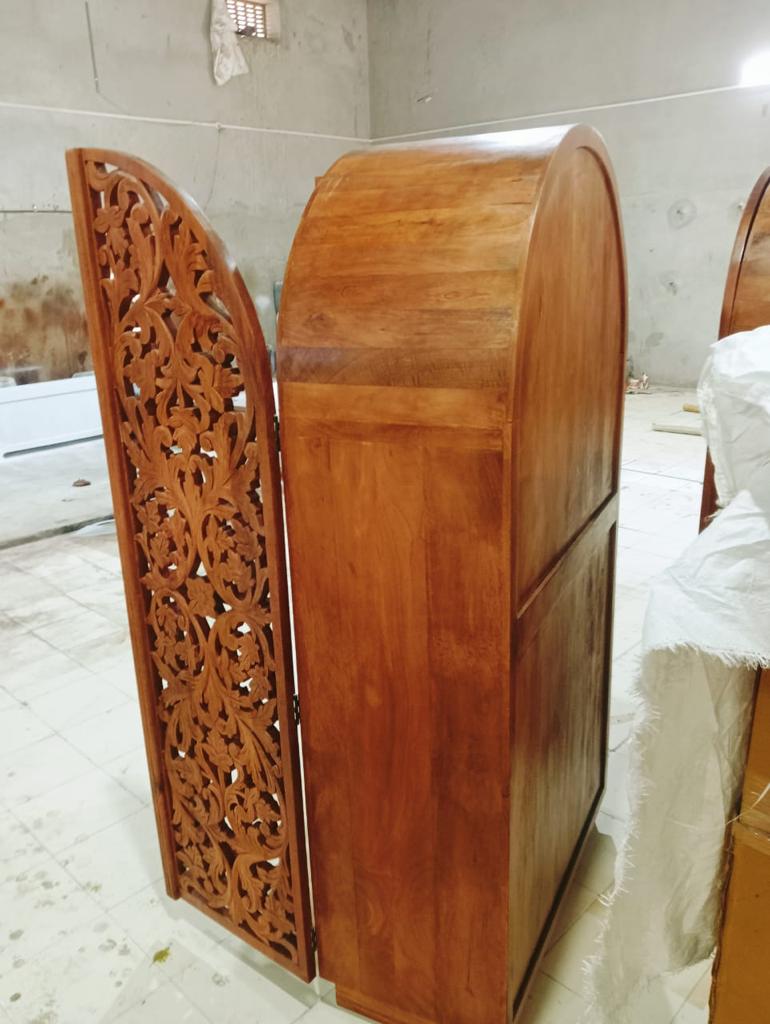 Gabinete de almacenamiento de madera tallada a mano con flores naturales arqueadas de Sitra