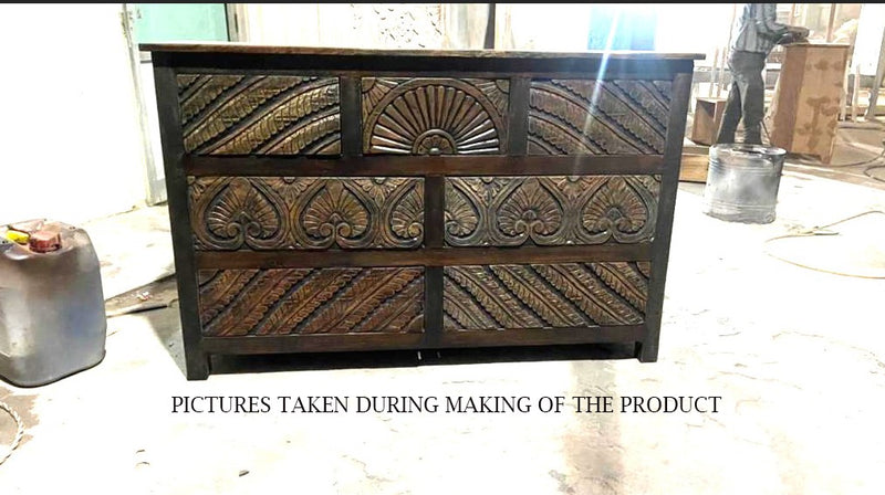Cómoda rústica de 7 cajones de madera recuperada tallada a mano india de Mughal Garden