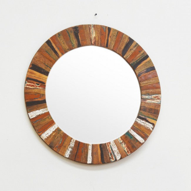 Viejo marco de espejo redondo de madera recuperada