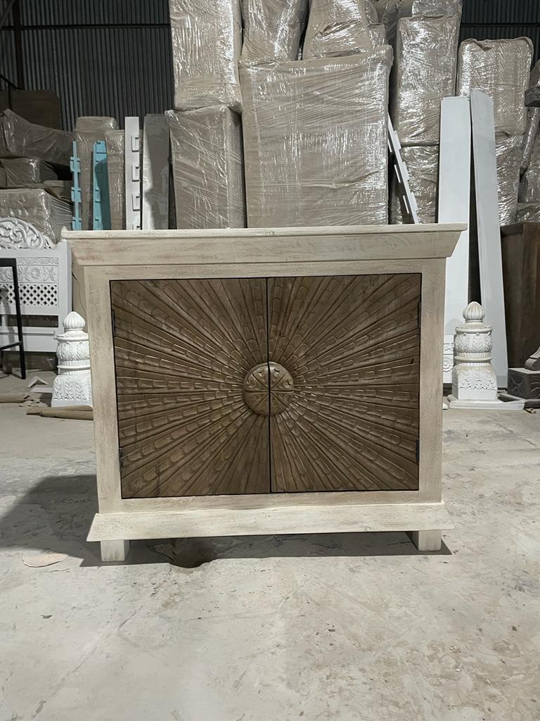 Gabinete de almacenamiento de madera maciza de dos tonos tallado a mano Adliya Sunburst