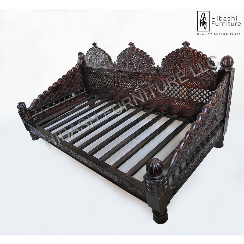 Sofá cama arqueado tallado a mano de Mughal 