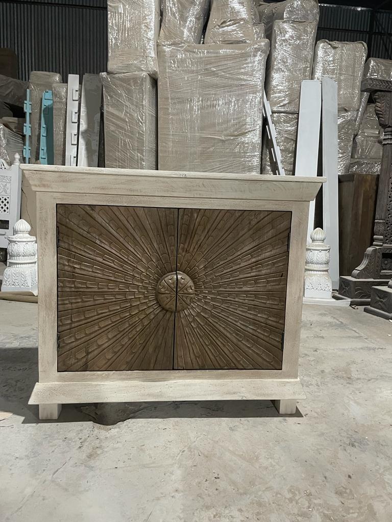 Gabinete de almacenamiento de madera maciza de dos tonos tallado a mano Adliya Sunburst