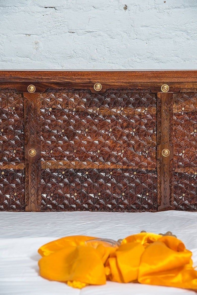 Cama Panache de latón y madera maciza con almacenaje y latón envejecido en relieve