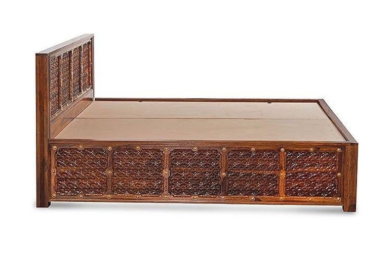 Cama Panache de latón y madera maciza con almacenaje y latón envejecido en relieve