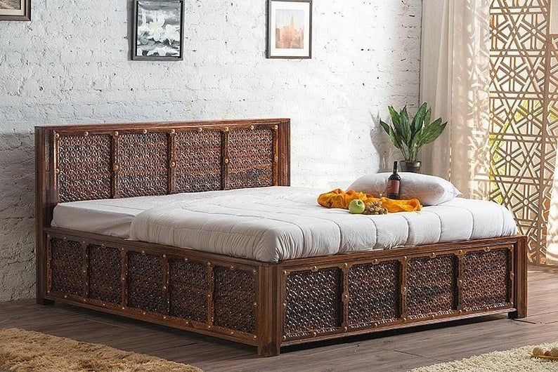 Cama Panache de latón y madera maciza con almacenaje y latón envejecido en relieve