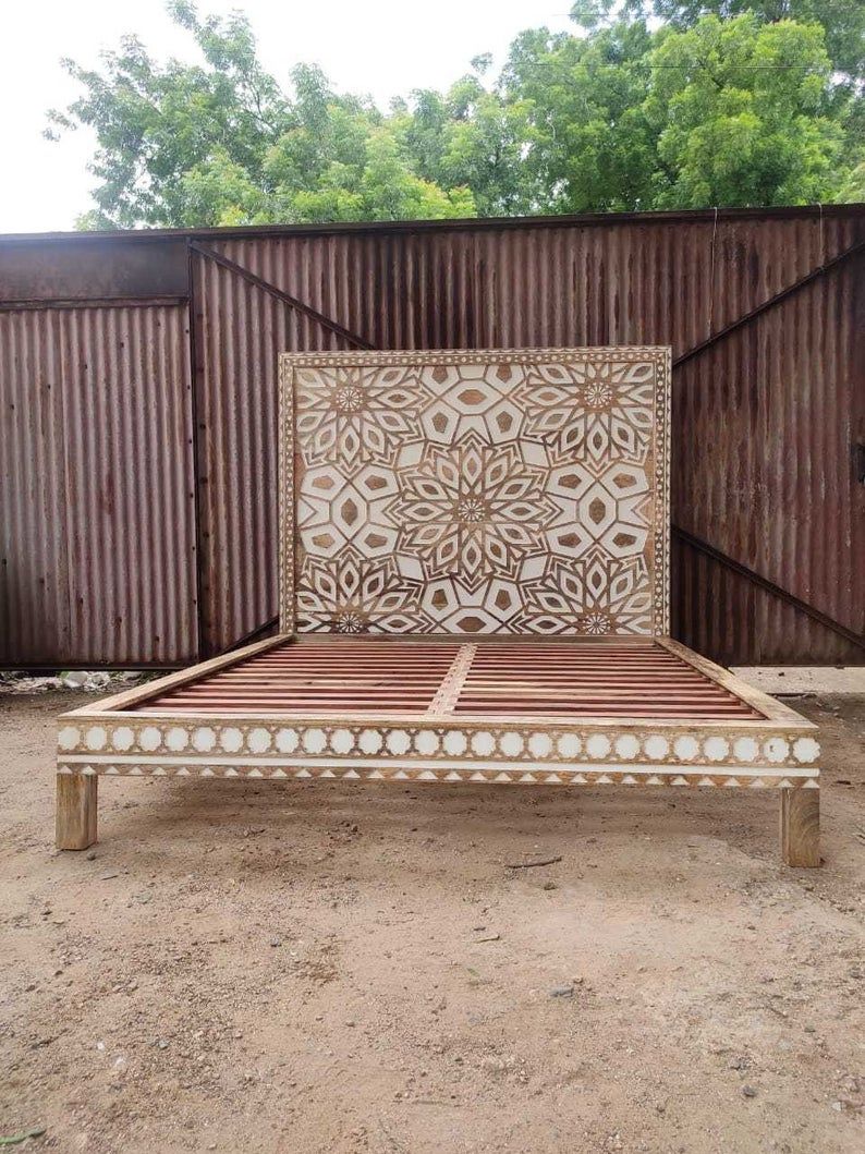 Marco de cama de 2 tonos natural floral tallado geométrico Mughal Garden