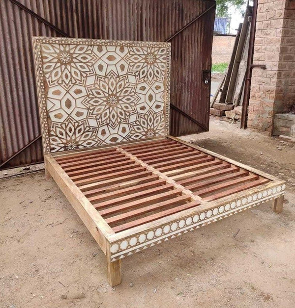 Marco de cama de 2 tonos natural floral tallado geométrico Mughal Garden