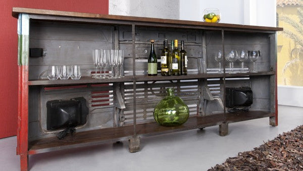 Gabinete de bar de vinos de madera estilo camión de stock